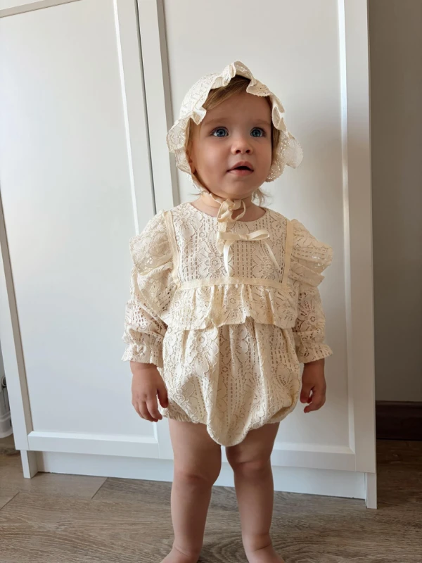 Kız Bebek Şapkalı Dantel Fistolu Güpür İşlemeli Çıtçıtlı Uzun Kollu Romper Badi İkili Set - BEJ