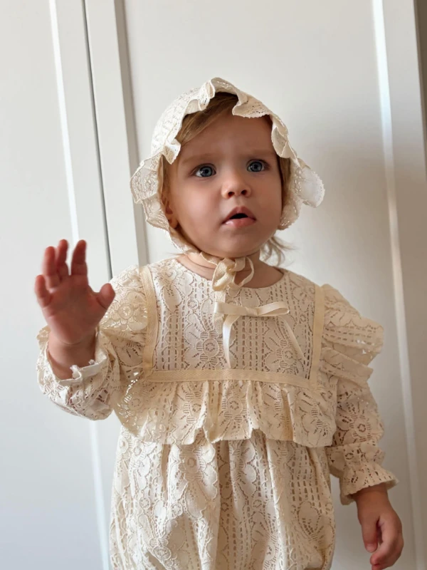 Kız Bebek Şapkalı Dantel Fistolu Güpür İşlemeli Çıtçıtlı Uzun Kollu Romper Badi İkili Set - BEJ