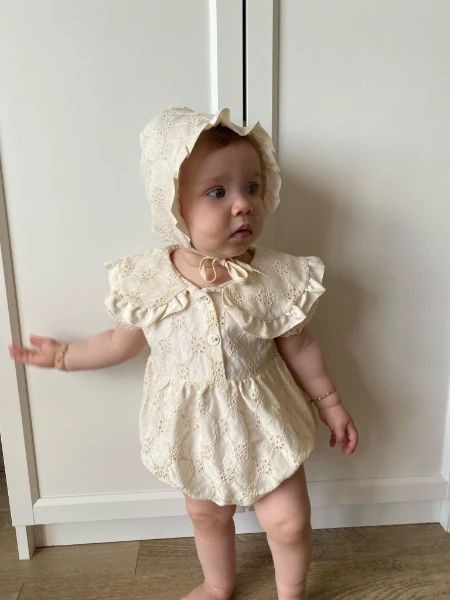 Kız Bebek Şapkalı Güpür İşlemeli Çıtçıtlı Romper Badi İkili Set - BEJ