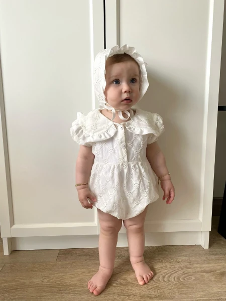 Kız Bebek Şapkalı Güpür İşlemeli Çıtçıtlı Romper Badi İkili Set - BEYAZ