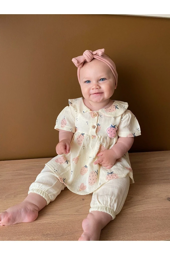 ÇİLEK DESENLİ MÜSLİN %100 PAMUKLU KIZ BEBEK İKİLİ TAKIM - KREM