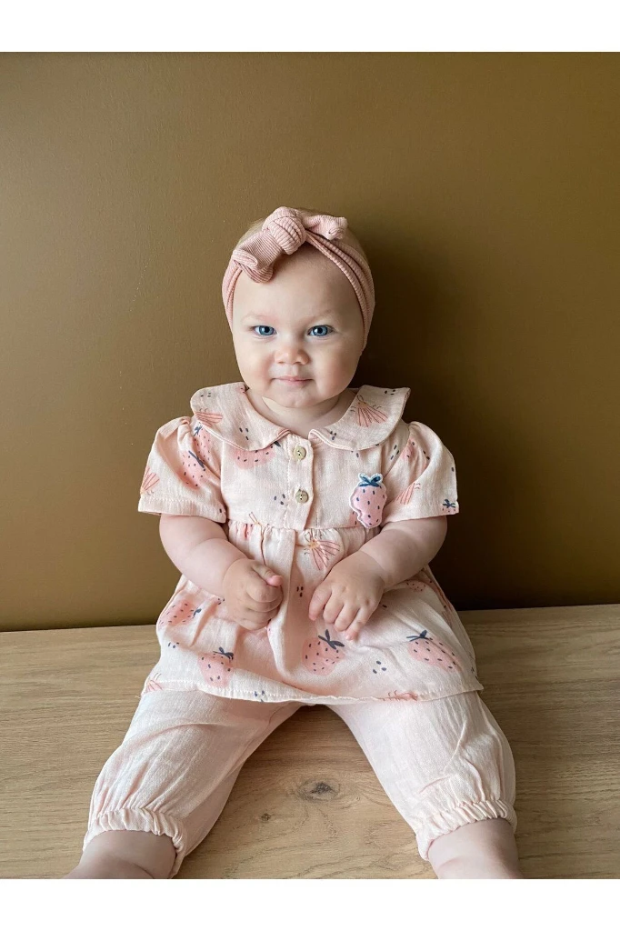 ÇİLEK DESENLİ MÜSLİN %100 PAMUKLU KIZ BEBEK İKİLİ TAKIM - PUDRA PEMBE