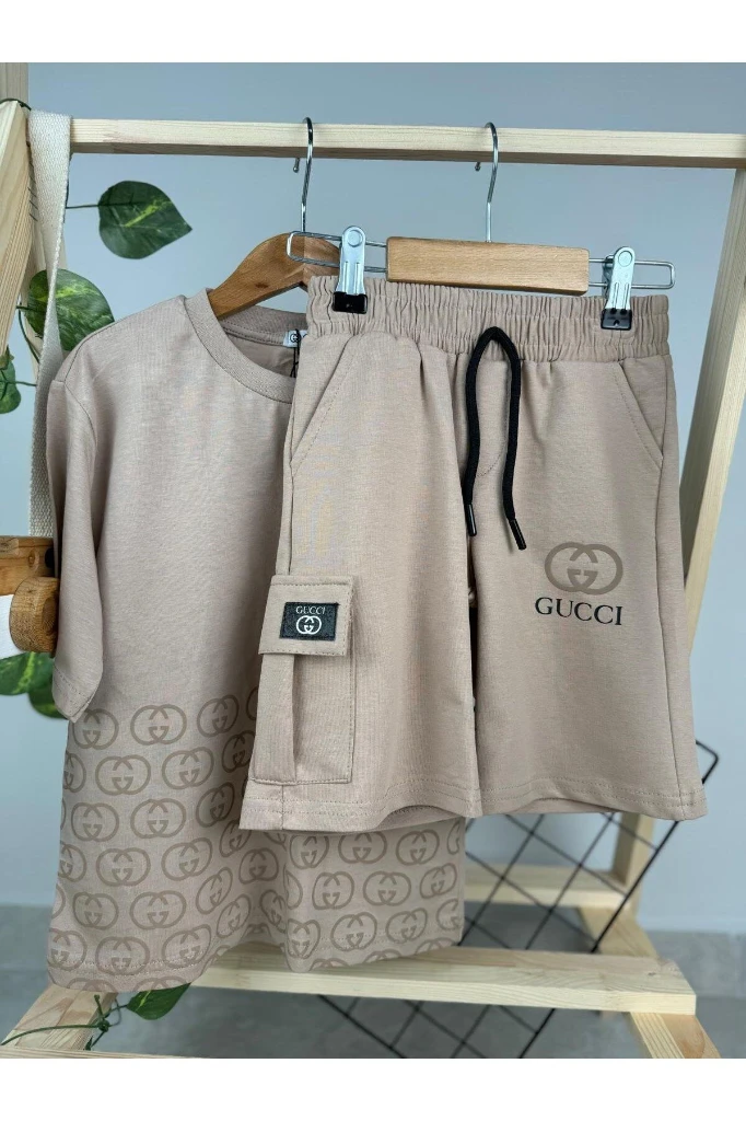 GUCCİİ BASKILI YAZLIK ERKEK ÇOCUK ŞORTLU İKİLİ TAKIM - SÜTLÜ KAHVE