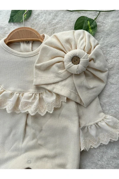 Dantel Yaka Kollu Bandana Aksesuarlı İkili Kız Bebek Premium Takım Tulum - KREM