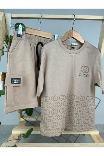 GUCCİİ BASKILI YAZLIK ERKEK ÇOCUK ŞORTLU İKİLİ TAKIM - SÜTLÜ KAHVE