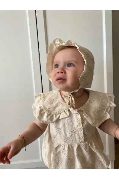 Kız Bebek Şapkalı Güpür İşlemeli Çıtçıtlı Romper Badi İkili Set - BEJ