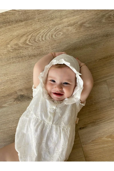 Kız Bebek Şapkalı Güpür İşlemeli Çıtçıtlı Romper Badi İkili Set - BEYAZ