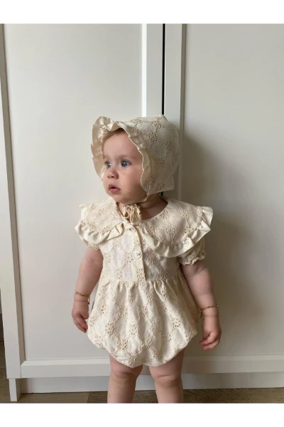 Kız Bebek Şapkalı Güpür İşlemeli Çıtçıtlı Romper Badi İkili Set - BEJ