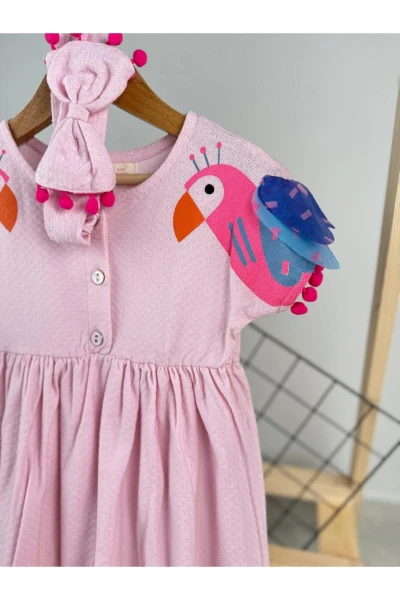 SİNGAPUR KOLLARI KUŞLU BANDANALI KIZ ÇOCUK ELBİSE - PEMBE