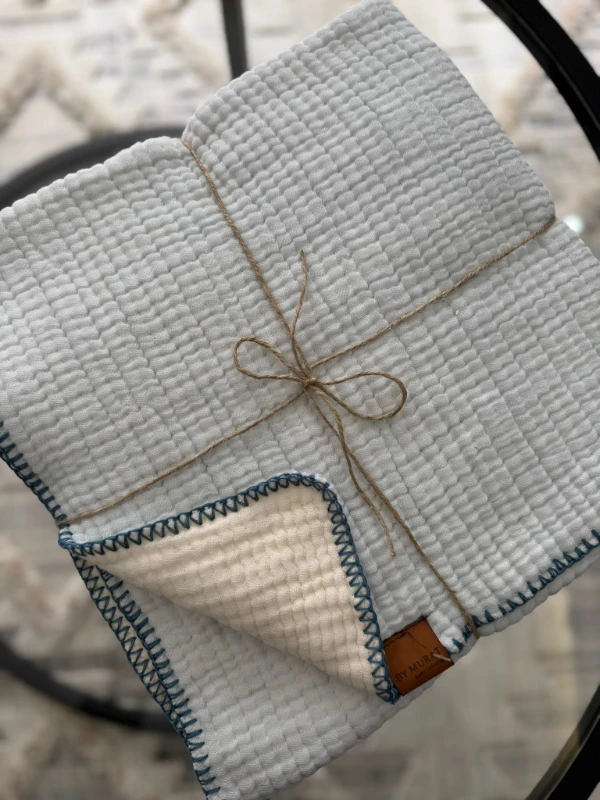 %100 Pamuklu 4 Katlı Yanları Oyalı Dikişli Müslin Battaniye - MAVİ