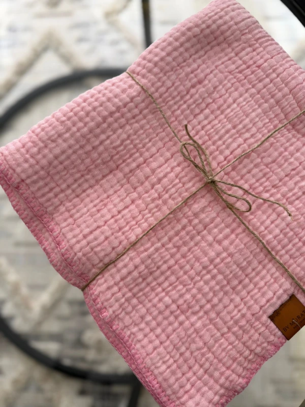 %100 Pamuklu 4 Katlı Yanları Oyalı Dikişli Müslin Battaniye - PEMBE