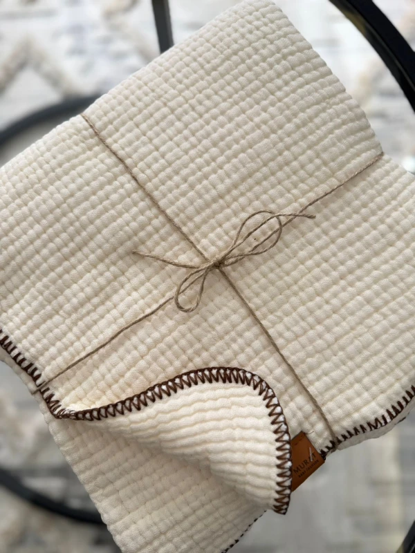 %100 Pamuklu 4 Katlı Yanları Oyalı Dikişli Müslin Battaniye - KREM