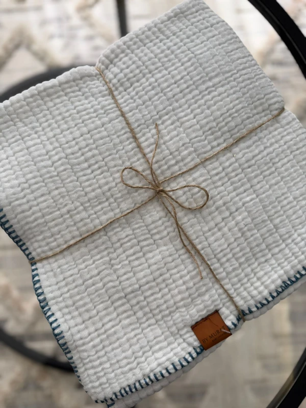 %100 Pamuklu 4 Katlı Yanları Oyalı Dikişli Müslin Battaniye - MAVİ